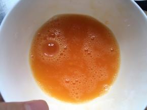 将鸡蛋磕入碗中，加入半勺盐，搅打均匀；