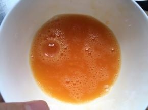 将鸡蛋磕入碗中，加入半勺盐，搅打均匀；