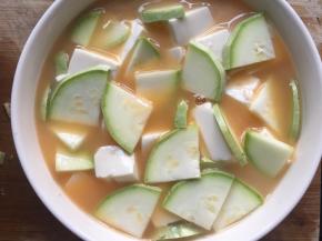 再将鸡蛋液用过滤筛过滤，隔离出多余的气泡后再将蛋液均匀的倒在深碗中，