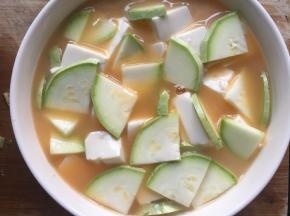 再将鸡蛋液用过滤筛过滤，隔离出多余的气泡后再将蛋液均匀的倒在深碗中，