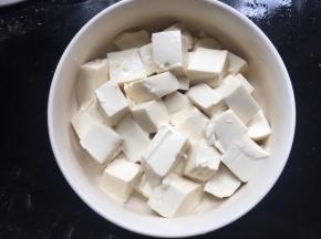 将豆腐渗出的多余水份倒出，再均匀的倒入深碗中；