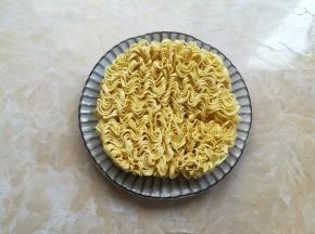 准备一个方便面饼