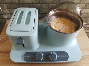 小锅里加适量的水，开最大火烧开水，把方便面饼放进去煮开