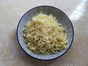 方便面煮好以后捞出过凉水，沥一下水分，过凉水是为了不让面条粘黏在一起