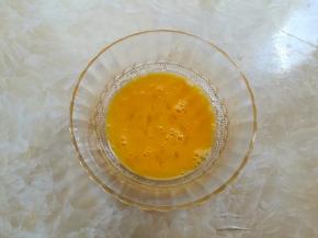 鸡蛋去壳打散到没有粘黏，加适量的方便面调味料搅拌均匀，鸡蛋里不需要加水