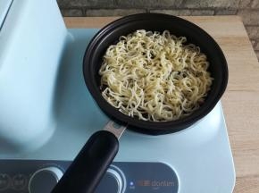 锅里重新烧热，加适量的油，放入一些面条，如果锅比较大，面条就多放一些
