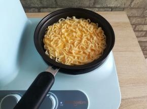 面条里加适量的蛋液，煎到蛋液表面有些凝固，再翻面