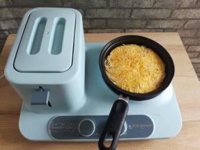 面饼煎到鸡蛋两面熟透就可以关火了