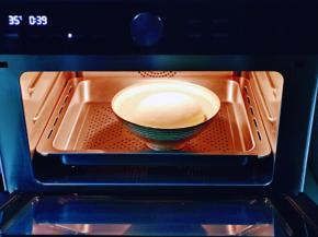 入蒸烤箱进行发酵，发酵至原来2倍大。