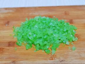 芹菜叶子摘掉，焯水，捞出再切碎。