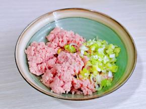 将肉糜放入大口器具中。加入切好的葱花，姜末。