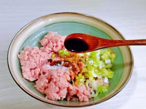 加入十三香，再加入生抽与料酒。