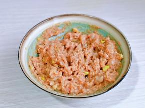 分次加入纯净水，顺时针搅拌，加一次水搅拌均匀后再加入下一次，总之每次都要将水与肉搅拌完全融合再加入下一次，这样做出来的饺子馅鲜嫩多汁。