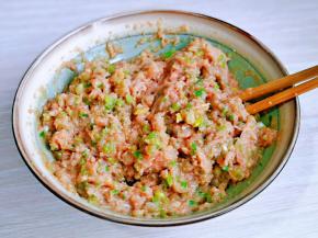 加入切碎的芹菜，搅拌均匀，就可以包蒸饺啦！