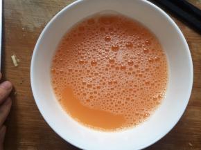 再加入2倍鸡蛋液重量的冷开水或者高汤，再次搅拌均匀；