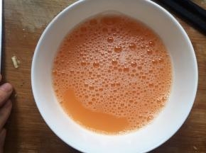 再加入2倍鸡蛋液重量的冷开水或者高汤，再次搅拌均匀；