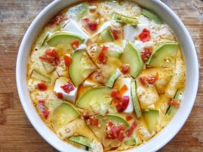 蛋羹蒸好后，取出淋上调味汁，有葱花撒上葱花即可，没有就开吃了；