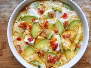 蛋羹蒸好后，取出淋上调味汁，有葱花撒上葱花即可，没有就开吃了；