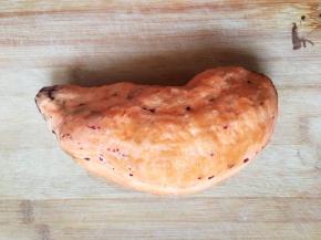 红薯去皮去蒂。