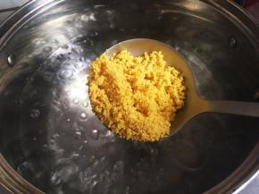 下入小米，中火煮滚。