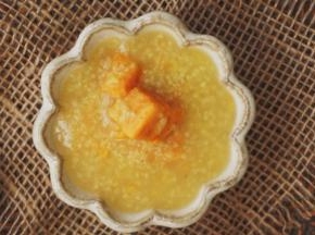 香甜软糯的红薯，与香浓的小米粥是绝配，早餐吃一碗，饱腹、营养全面，还能起到瘦身美颜的效果。