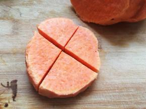 切二厘米厚片，再切十字刀块。