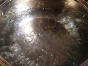 水煮沸，热水煮粥，粥更容易黏稠好喝。