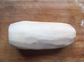 莲藕要挑选前后都有藕节，以免泥土渗入莲藕中很难清洗干净。莲藕去皮，洗净；