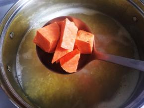 小米煮滚后，加入红薯，再次煮滚开始计时，中小火三十分钟。