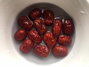 红枣洗净表面灰尘；