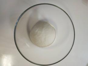 ３、揉成光滑的面团后放入容器内，盖保鲜膜放入冰箱冷藏发酵１８个小时 。