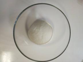 ３、揉成光滑的面团后放入容器内，盖保鲜膜放入冰箱冷藏发酵１８个小时 。