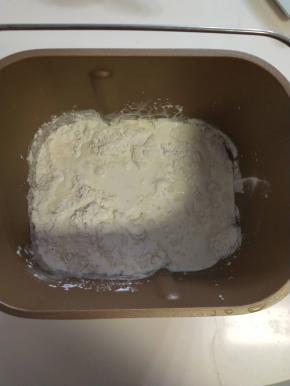 ２、将中种面团的所有材料放入面包机或者厨师机中揉面。