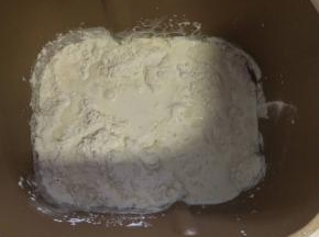 ２、将中种面团的所有材料放入面包机或者厨师机中揉面。