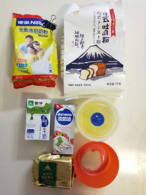 １材料备齐，黄油软化。