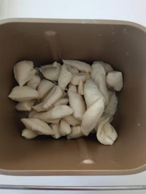 ６、将中种切成小块，与主材料里除黄油和盐外的所有材料放入面包机揉面。