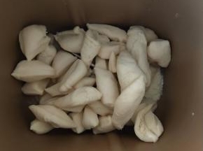 ６、将中种切成小块，与主材料里除黄油和盐外的所有材料放入面包机揉面。
