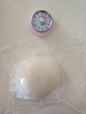 １０、滚圆盖保鲜膜松弛１０分钟。