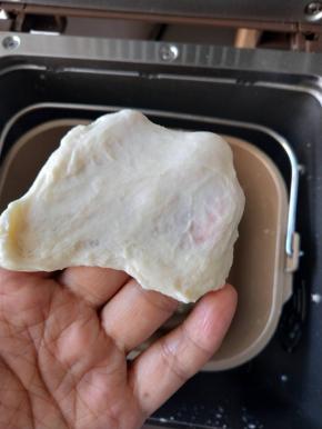 ７、揉到大概成团的时候加入盐继续揉。