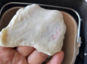 ７、揉到大概成团的时候加入盐继续揉。