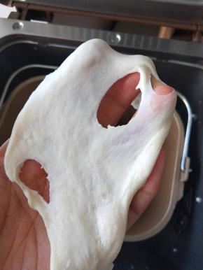８、揉到扩展阶段，能拉出膜，但是边缘有锯齿状态是加入黄油继续揉。