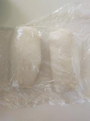 １２、然后盖保鲜膜，再松弛１０分钟。