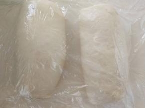 １２、然后盖保鲜膜，再松弛１０分钟。