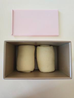 １５、放入学厨凯蒂土司盒中。