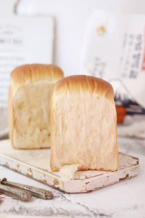 出炉震出热气，脱模放凉即可