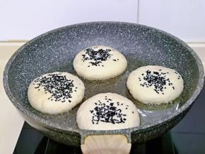 起油锅，摆放上馅饼胚，盖上盖子小火煎2分钟。