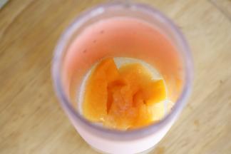 剩余的芒果粒放入榨汁机内，按芒果甜度放入适量的糖，牛奶，打成芒果泥。