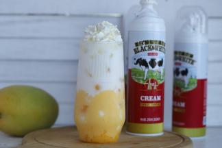 按自己喜欢的量喷上适量的奶油。