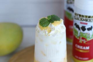 最后倒上芒果泥，薄荷叶装饰。