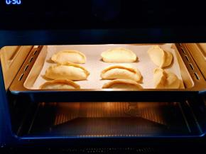 放蒸屉上，并间隔距离，入蒸烤箱二次发酵，明显变大时，冷水蒸15分钟，焖3分钟。